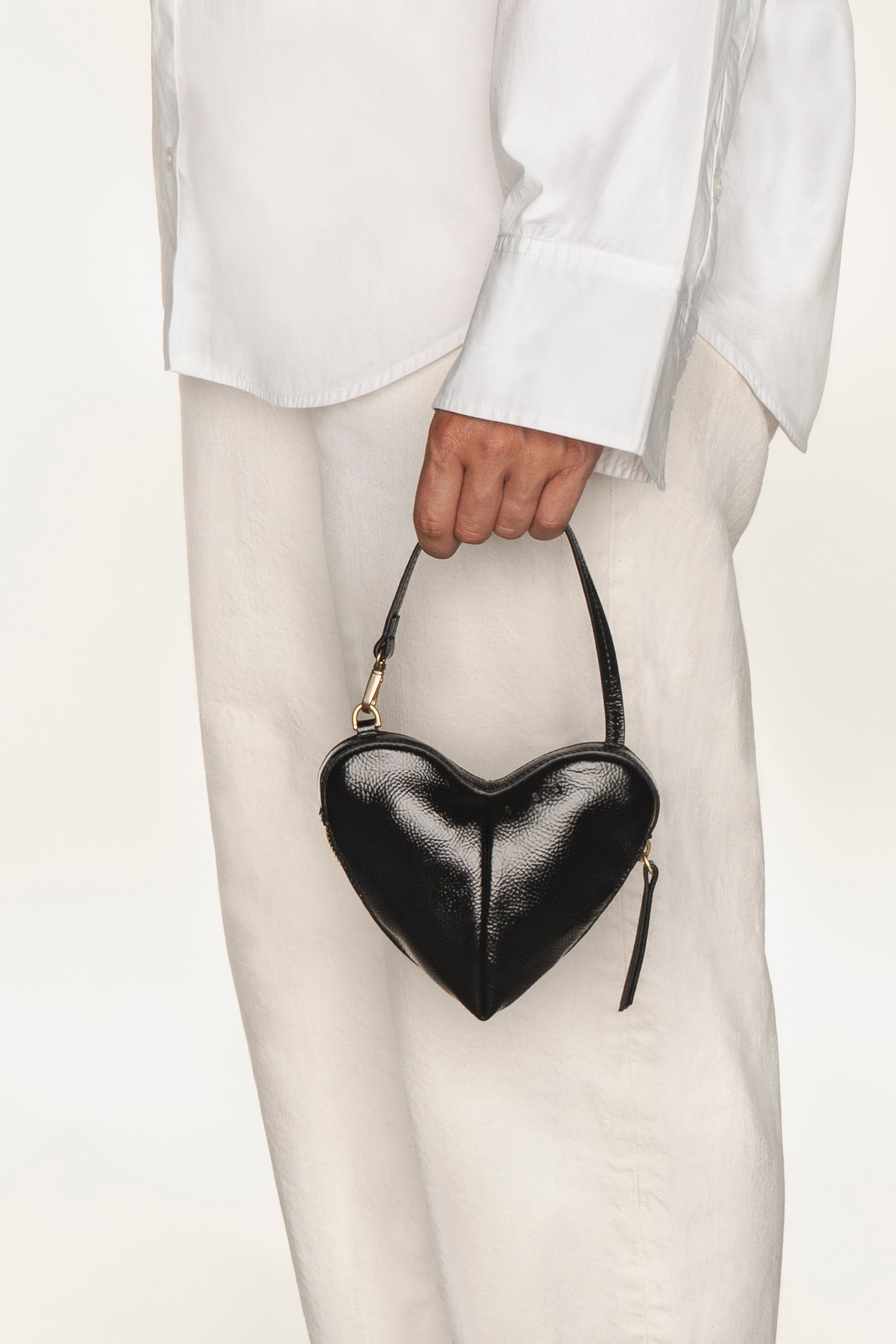 the corazón glossy black pouch