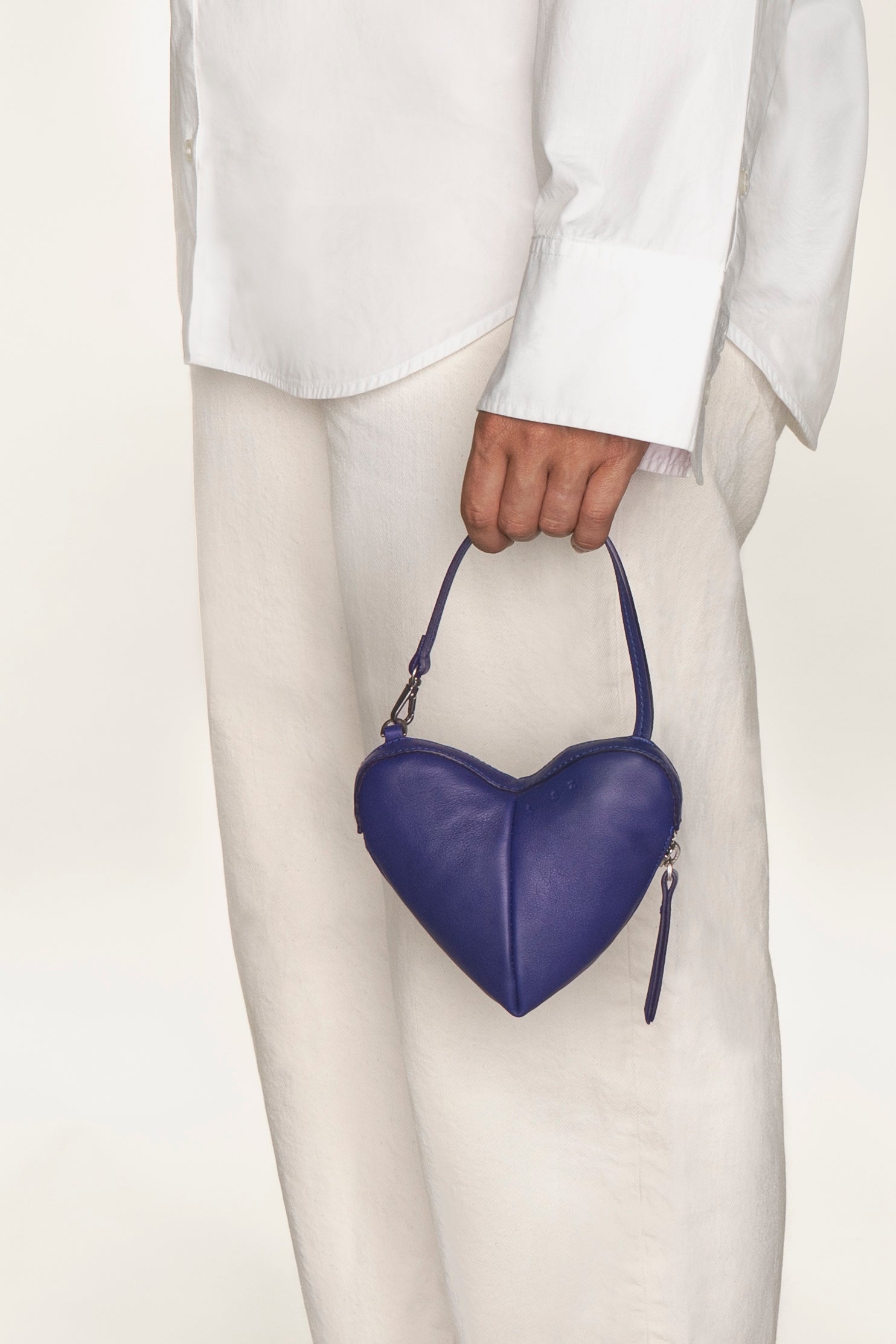 the corazón Klein blue pouch