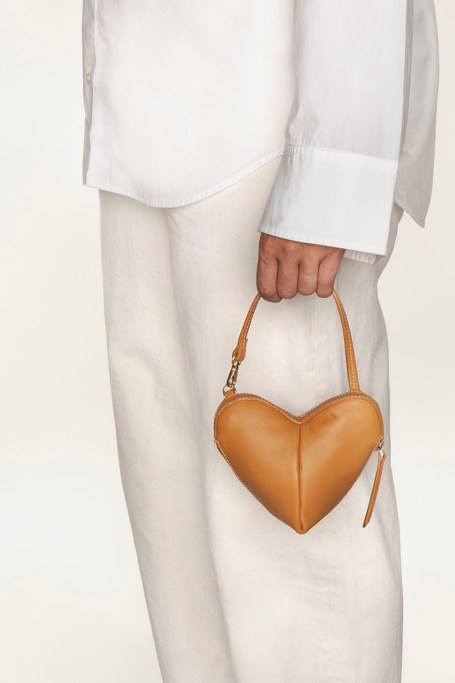 the corazón cognac pouch