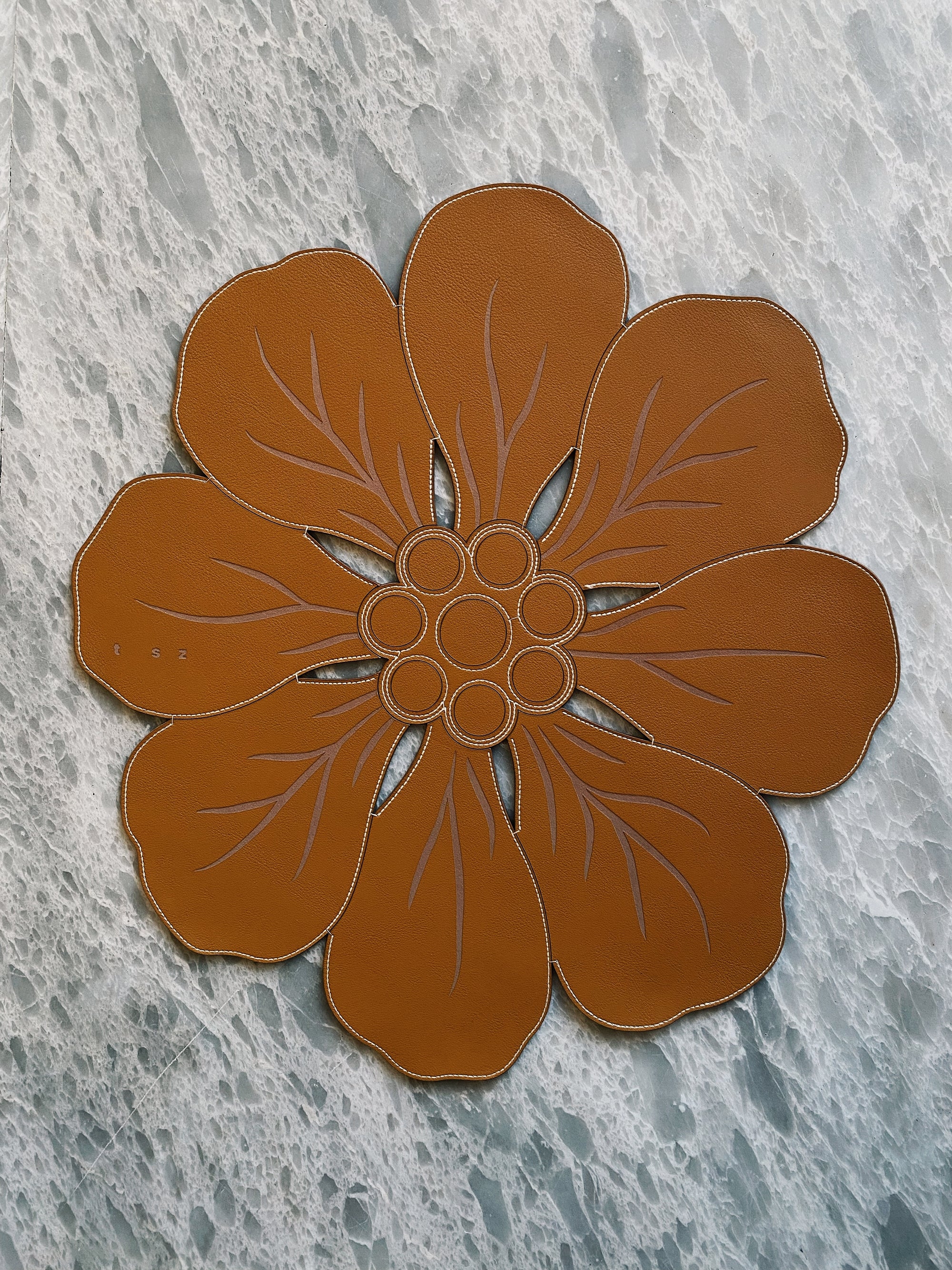 tan maxi flor table layer - 1 piece