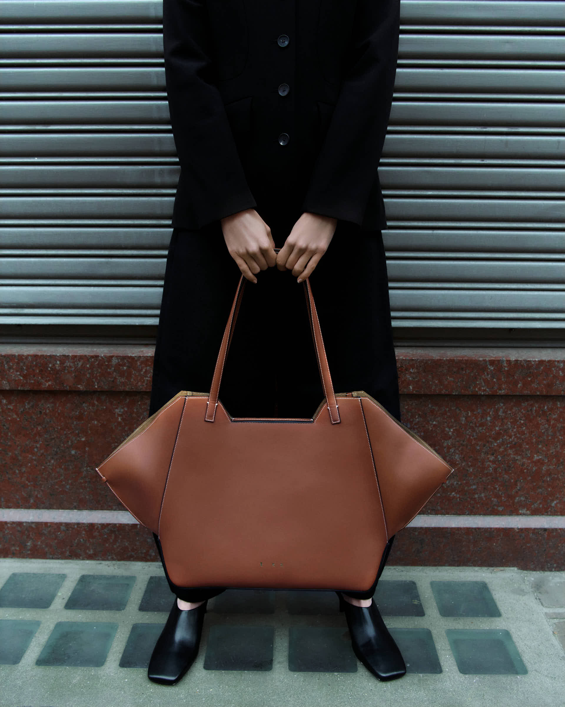 the V tote bag tan