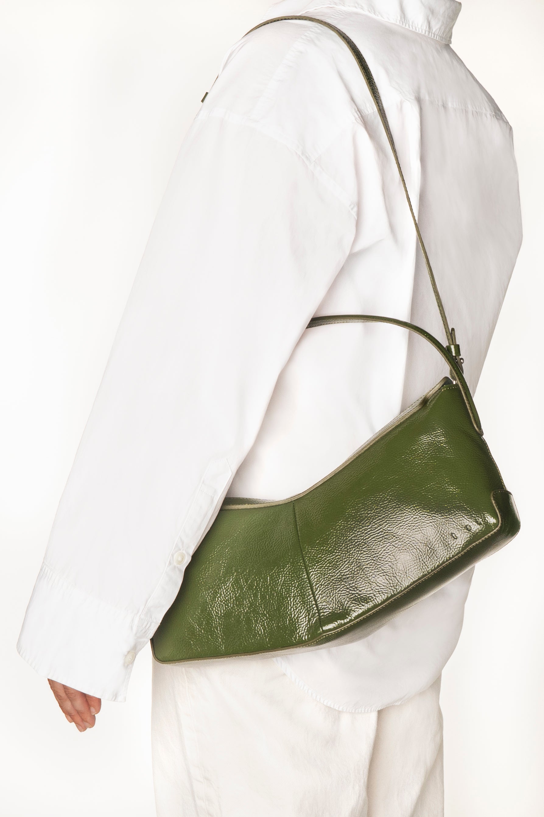 the V baguette glossy avocado shoulder bag