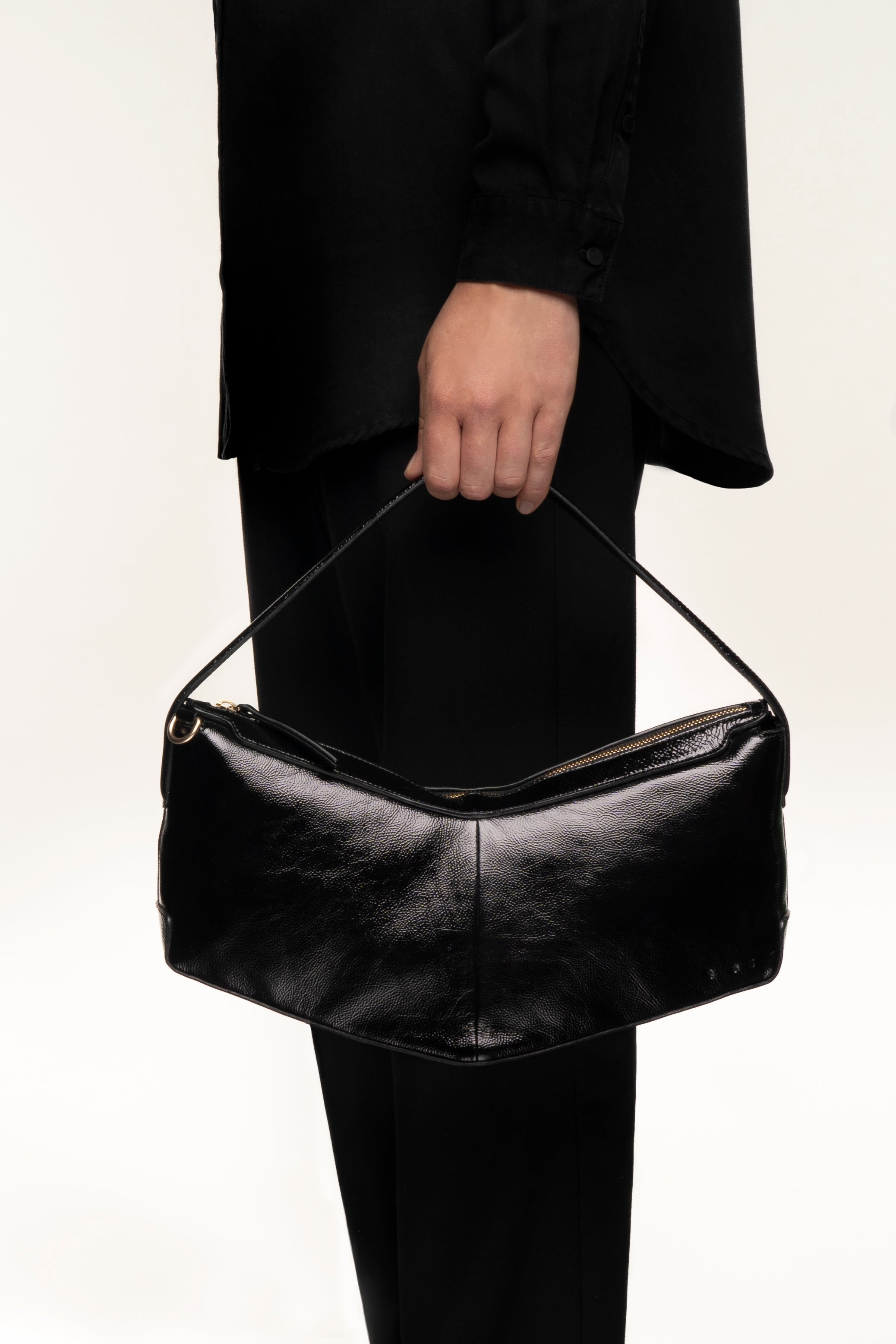 the V baguette glossy black shoulder bag