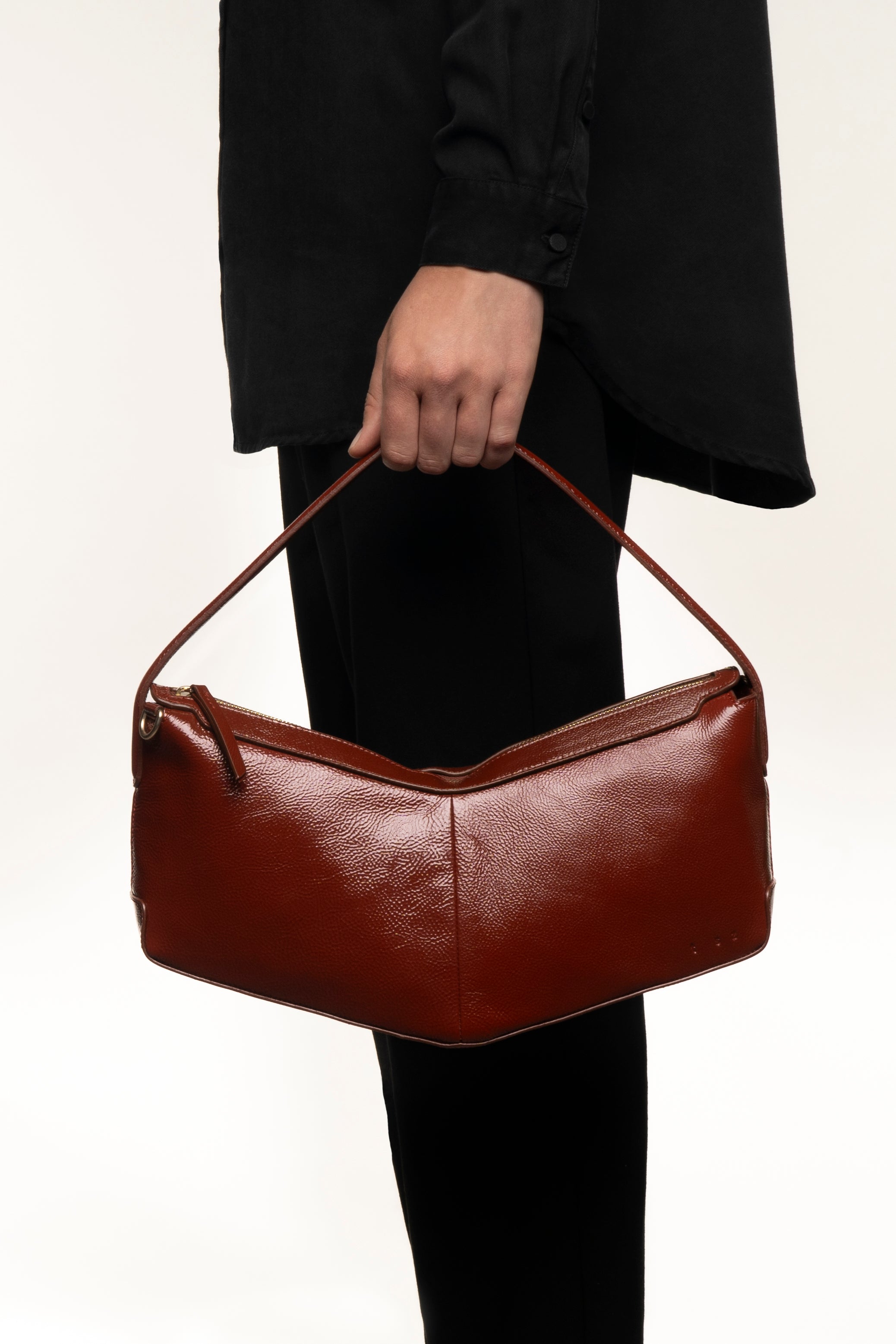 the V baguette glossy brunette shoulder bag