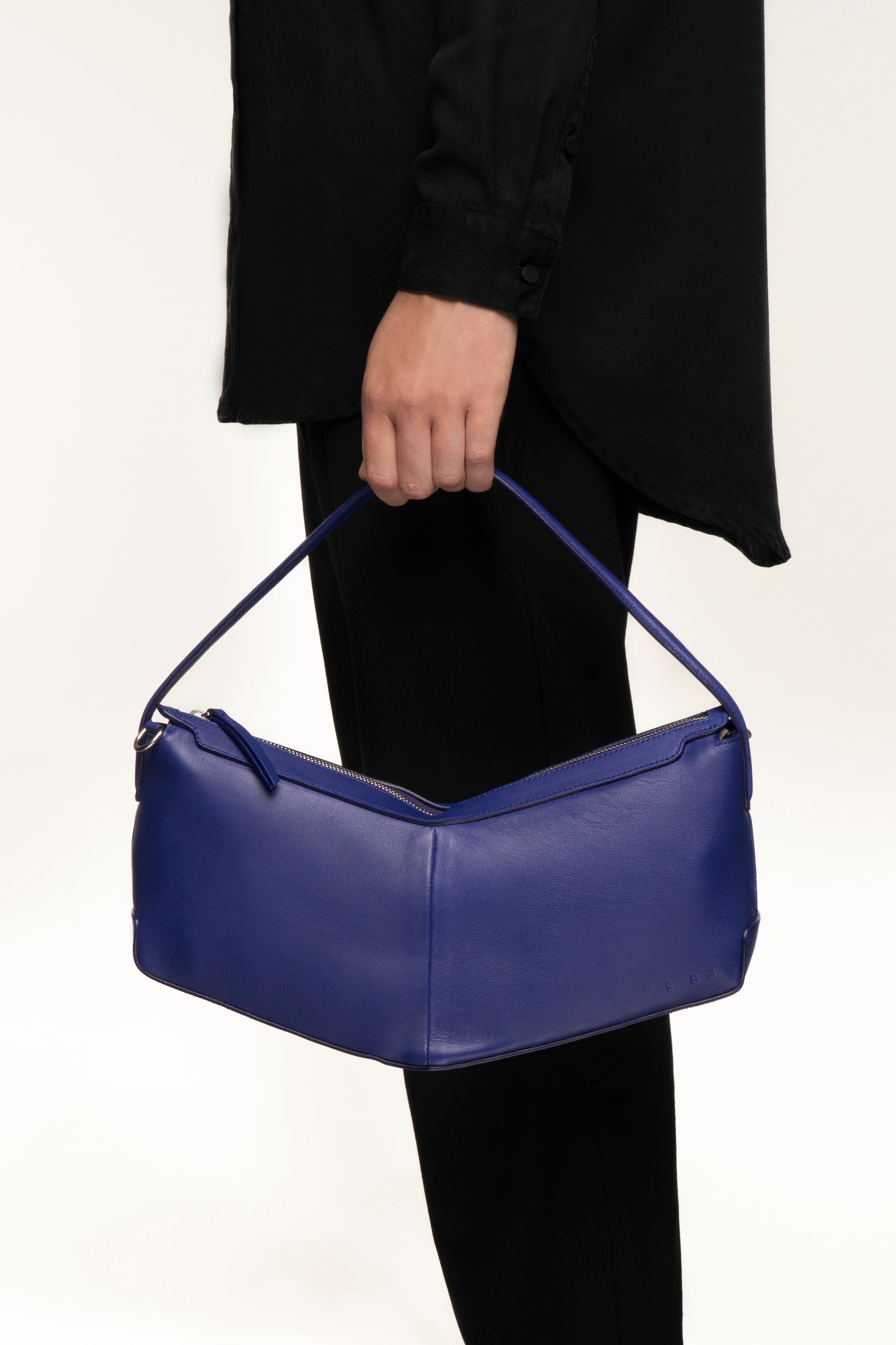 the V baguette Klein blue shoulder bag