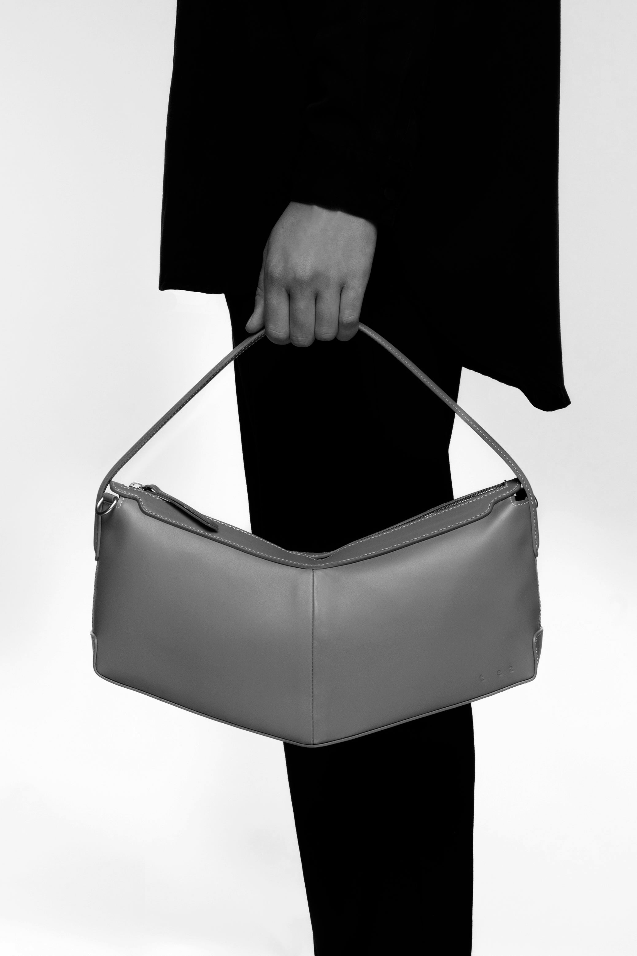 the V baguette red blaze shoulder bag