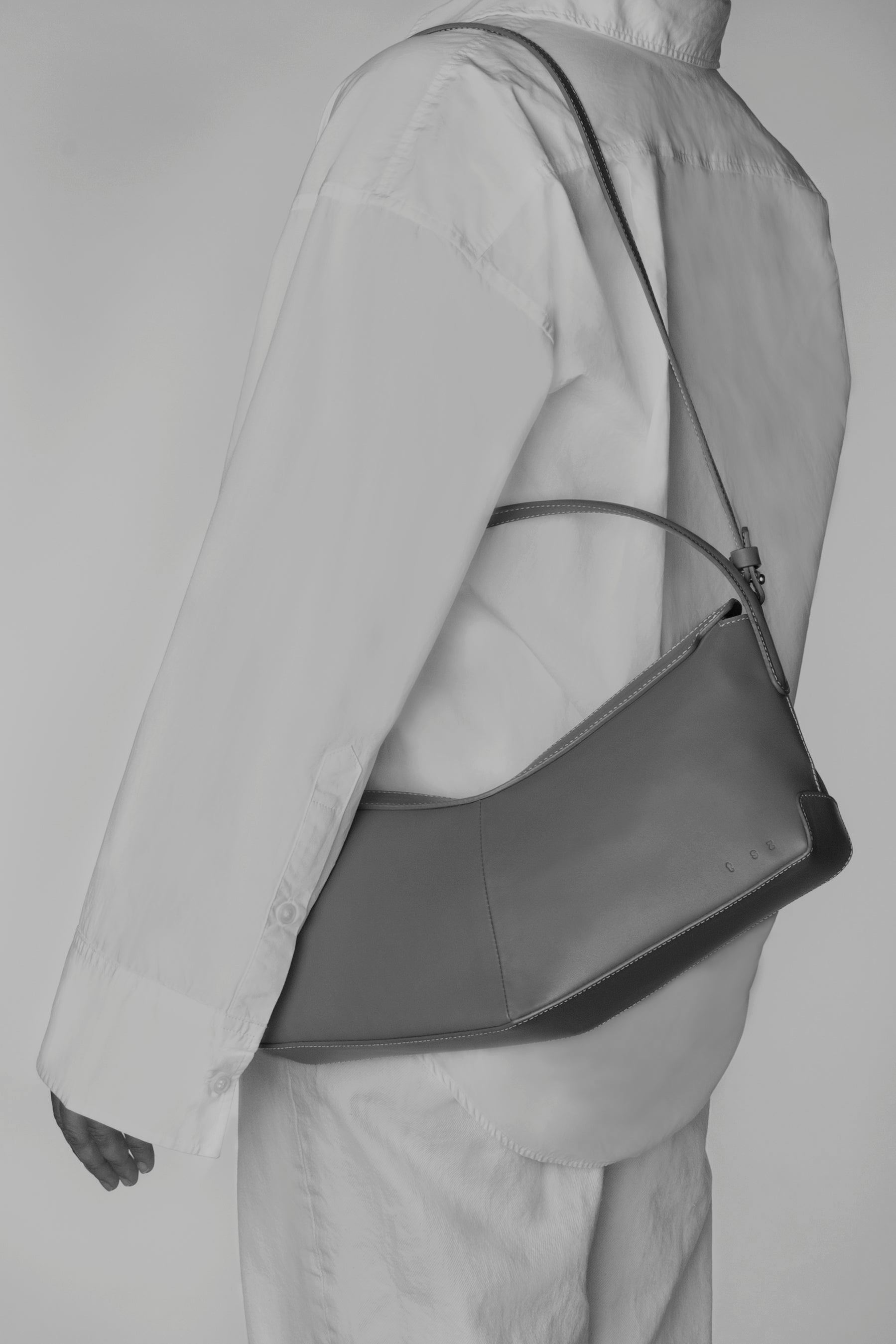 the V baguette red blaze shoulder bag