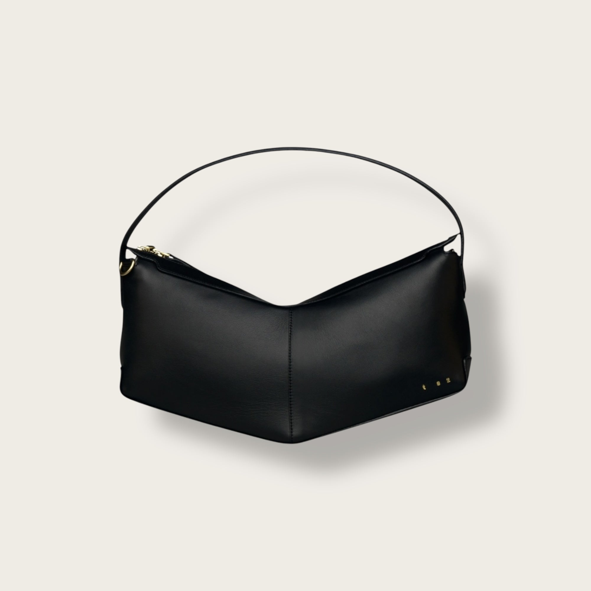 the V baguette matte black shoulder bag