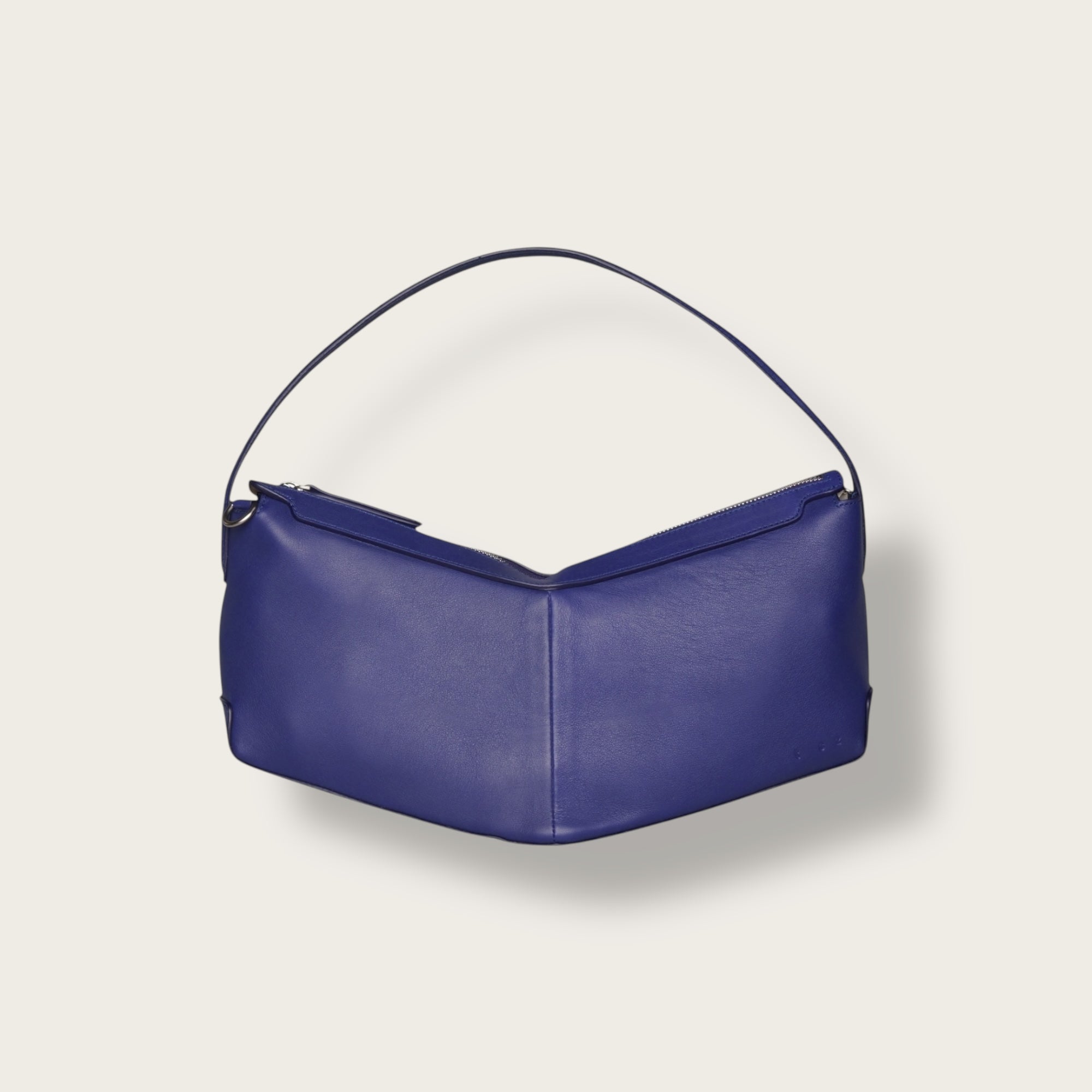 the V baguette Klein blue shoulder bag