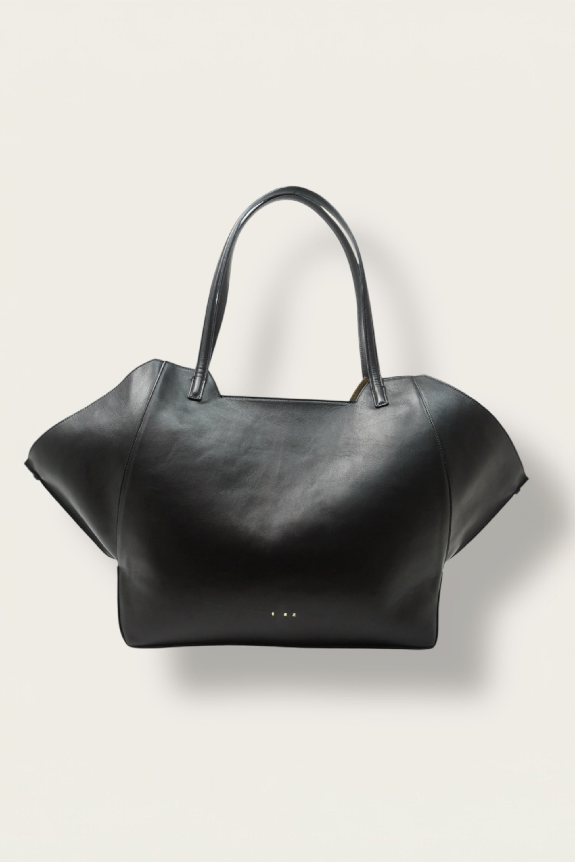 the V tote bag matte black