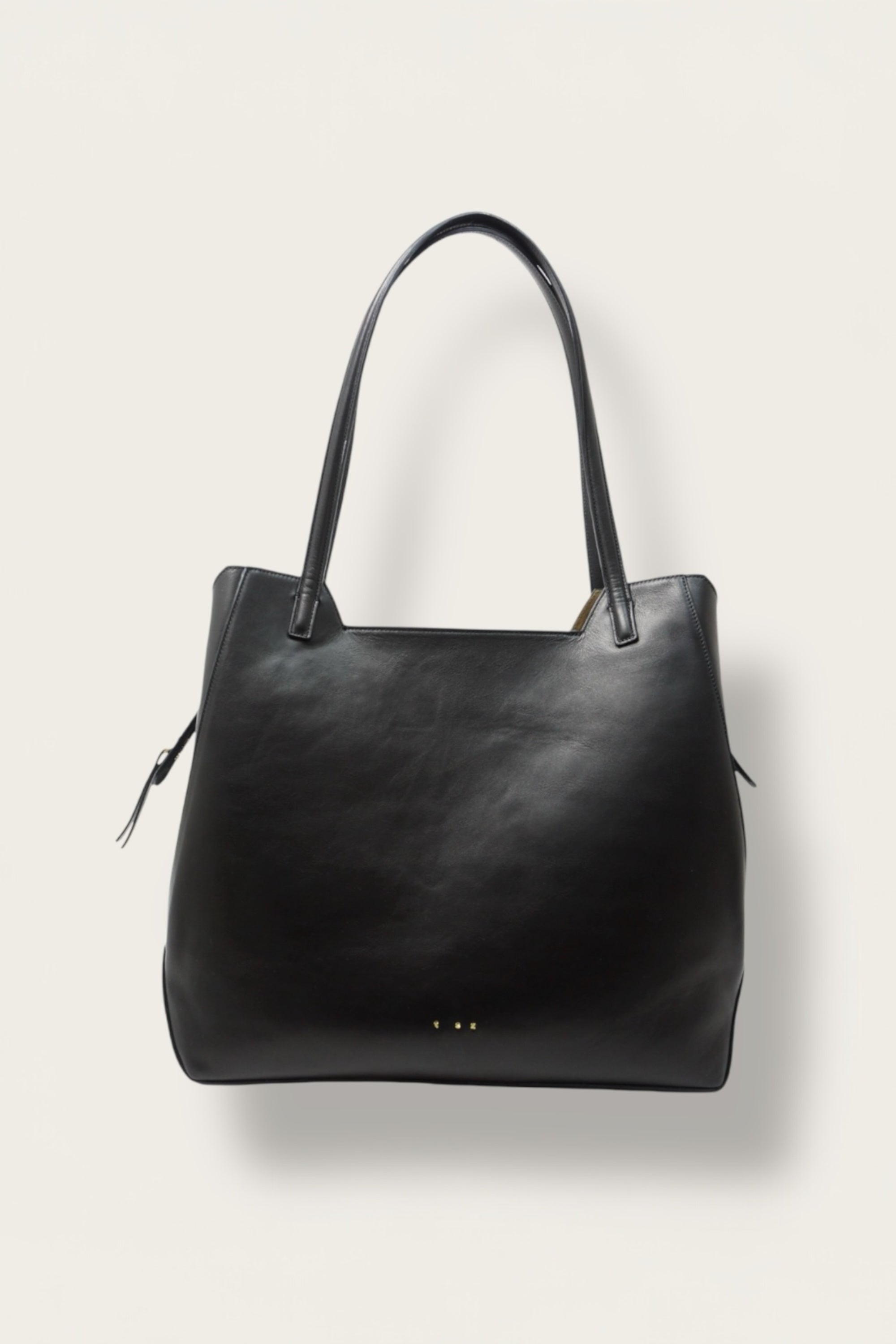 the V tote bag matte black