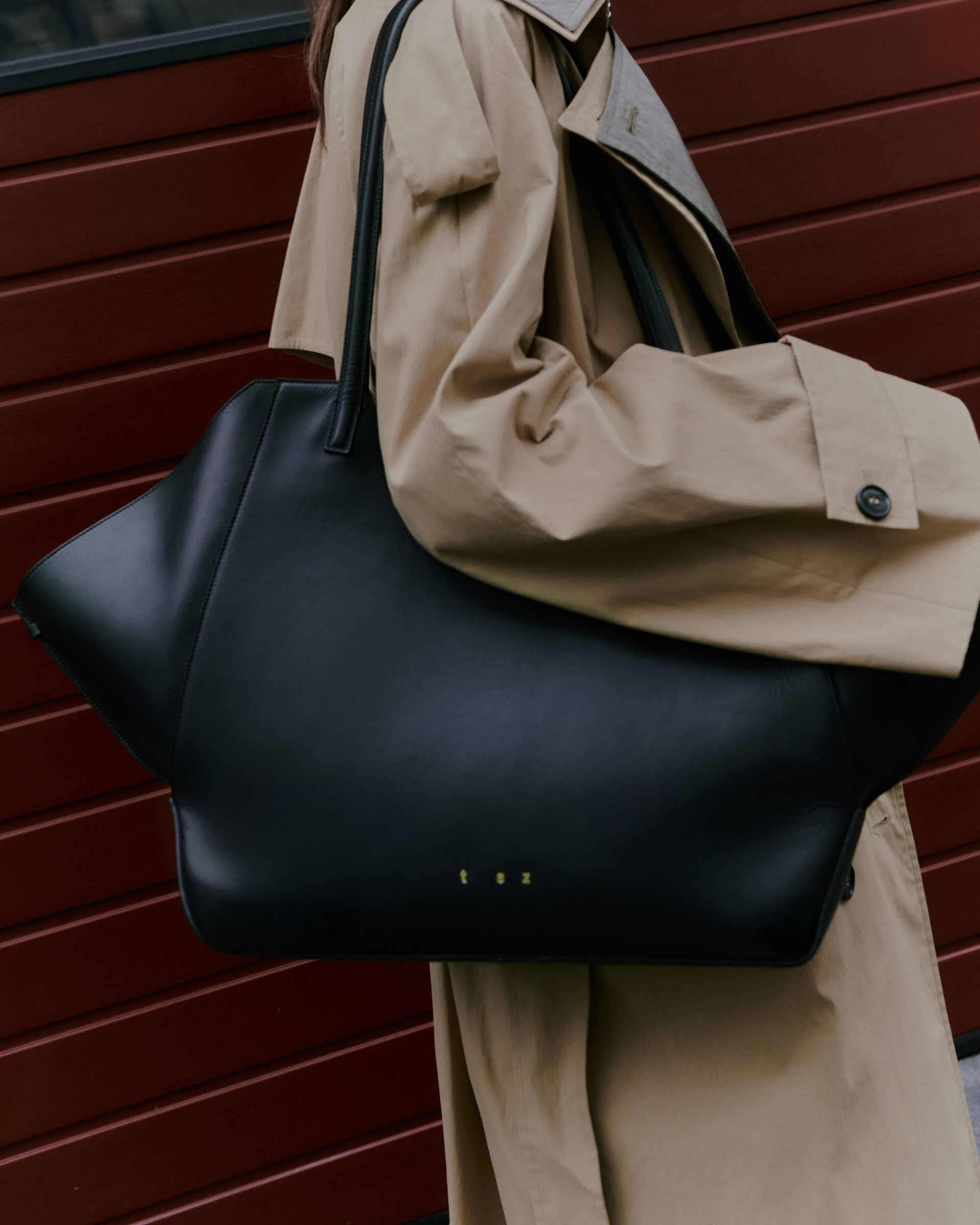 the V tote bag matte black