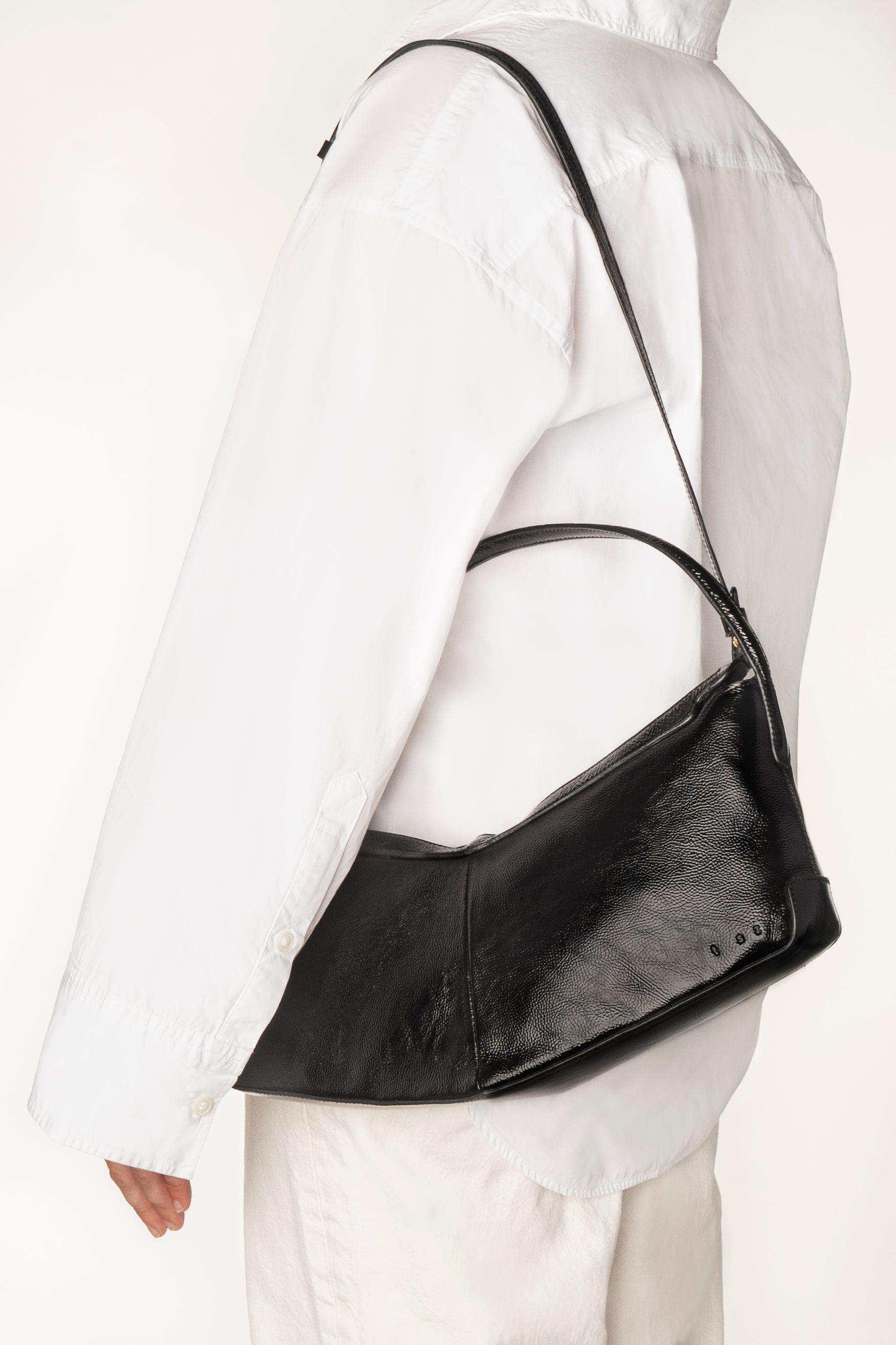 the V baguette glossy black shoulder bag