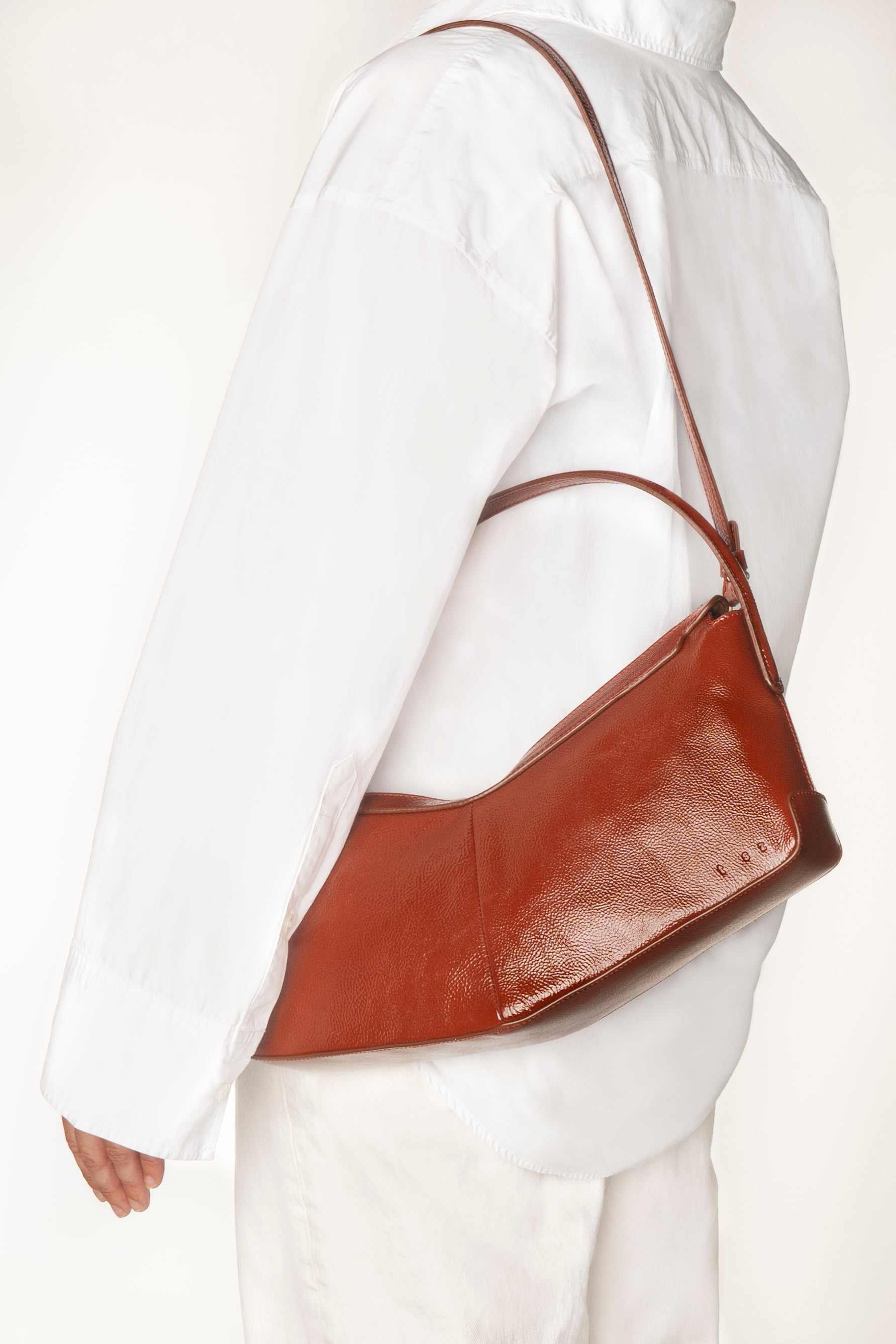 the V baguette glossy brunette shoulder bag