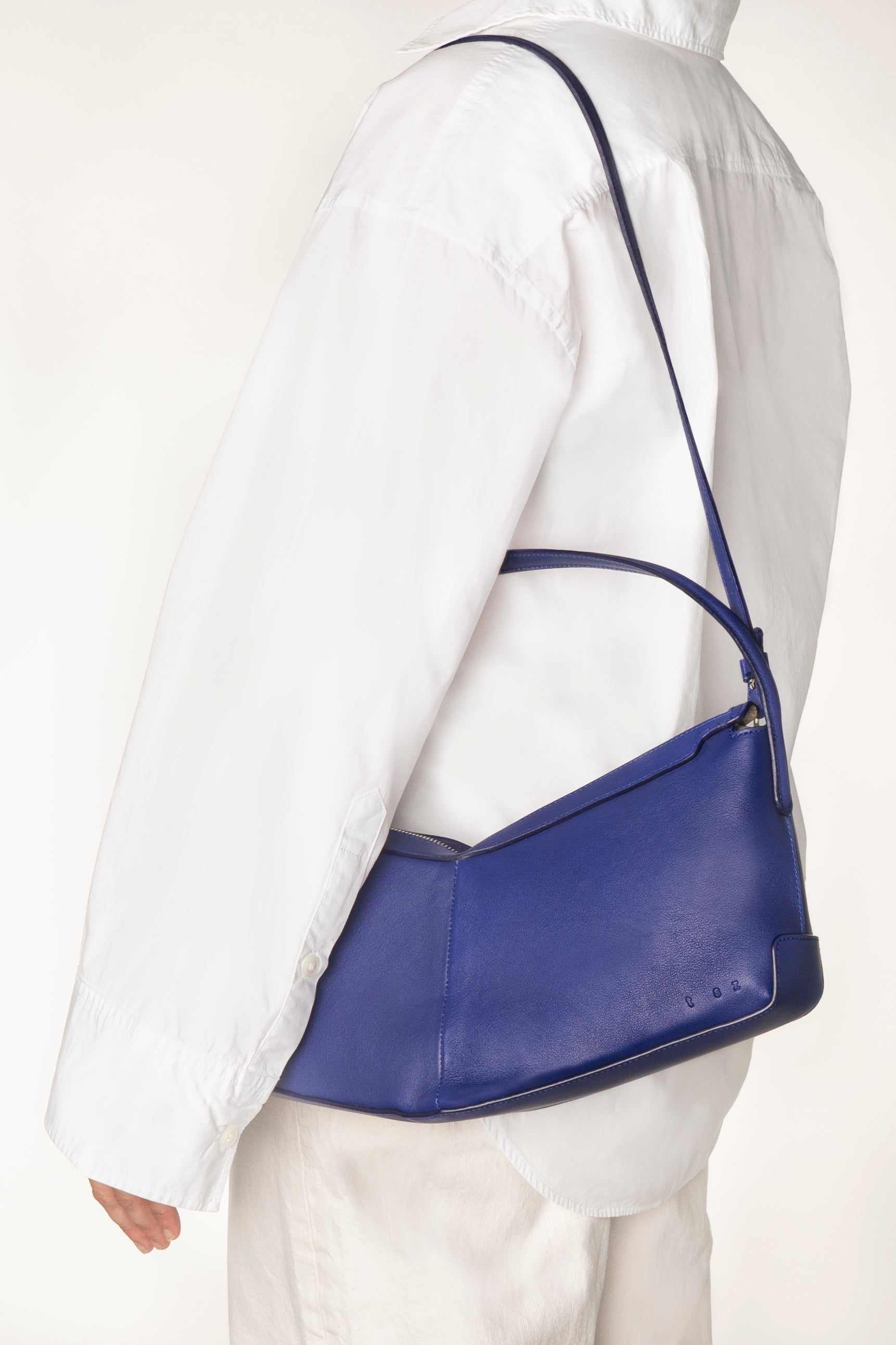 the V baguette Klein blue shoulder bag